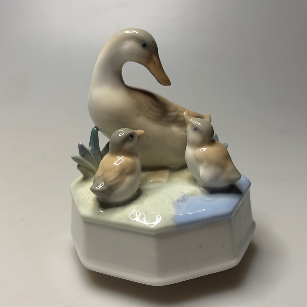 VINTAGE GLAZED OTAGIRI MUSIC BOX MAMMA DUCK & 2 DUCKLINGS PLAYS LOVE STORY